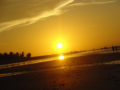 Pôr-do-sol dourado em Flexeiras. Praia de Flexeiras, Cidade de Trairí, Ceará, Brasil.